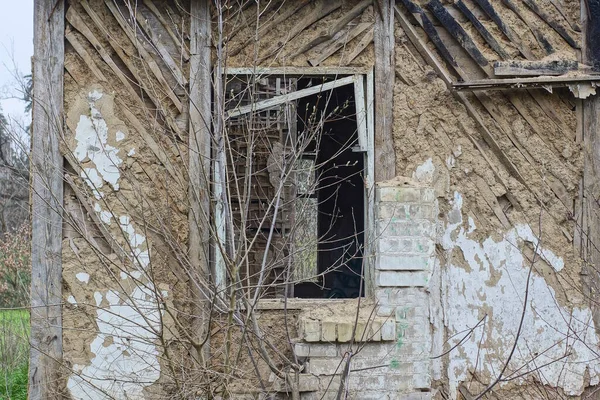 Jedno Prázdné Staré Rozbité Okno Dřevěným Rámem Hnědé Ošuntělé Zdi — Stock fotografie