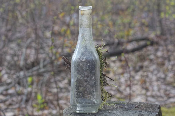 Eine Kleine Schmutzige Graue Glasflasche Steht Auf Einem Tisch Auf — Stockfoto