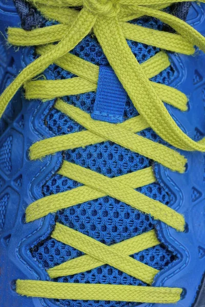 Yeşil Dantelli Mavi Bir Spor Ayakkabısının Dokusu — Stok fotoğraf