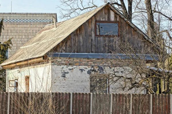 Fasada Starego Białego Domu Cegły Wiejskiej Oknami Szarym Drewnianym Poddaszem — Zdjęcie stockowe