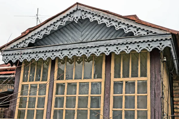 Kırsal Kesimde Küçük Pencereli Eski Bir Evin Gri Kahverengi Ahşap — Stok fotoğraf