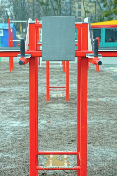 Один Спортивный Симулятор Красных Железных Прутьев Открытом Воздухе Спортивной Площадке — стоковое фото