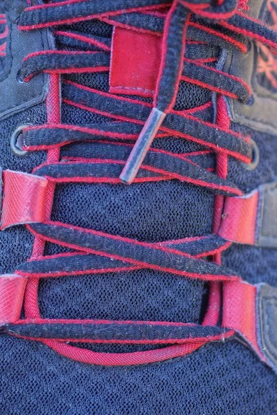 Υφή Από Μέρος Μαύρου Κόκκινου Sneaker Δαντέλα — Φωτογραφία Αρχείου