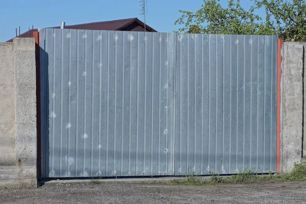 Jedna Zamknięta Szara Brama Metalowa Betonowej Ścianie Ogrodzenia Ulicy — Zdjęcie stockowe