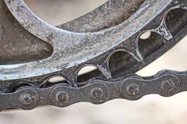 Część Szarej Metalowej Zębatki Czarnym Łańcuchem Żelaznym Rowerze — Zdjęcie stockowe