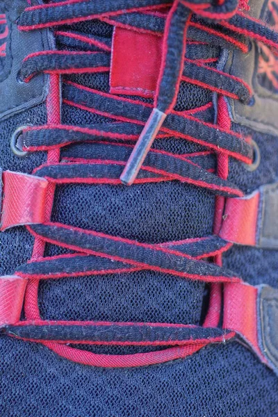 Tekstur Dari Bagian Sepatu Bot Merah Hitam Dengan Renda Stok Gambar Bebas Royalti