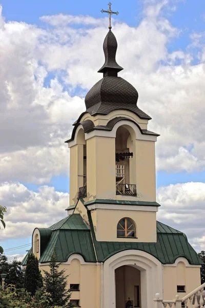 Una Iglesia Cristiana Con Cúpula Cruz Contra Cielo Azul Las —  Fotos de Stock