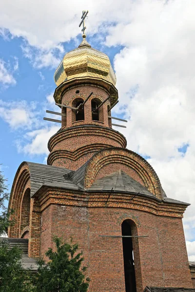 Een Bruine Baksteen Onafgewerkte Christelijke Kerk Met Een Gele Koepel — Stockfoto