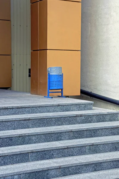Eşik Gri Taş Basamaklar Mavi Metal Bir Vazo Ile Binanın — Stok fotoğraf