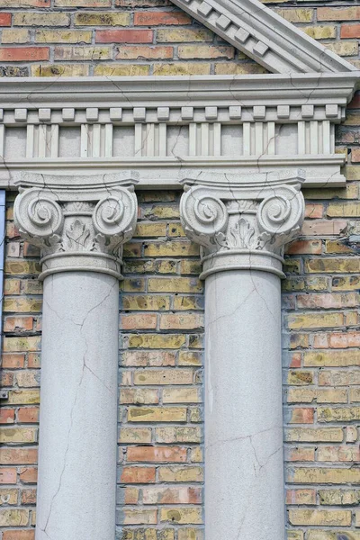 Duas Colunas Concreto Branco Com Rachaduras Uma Parede Tijolo Marrom — Fotografia de Stock
