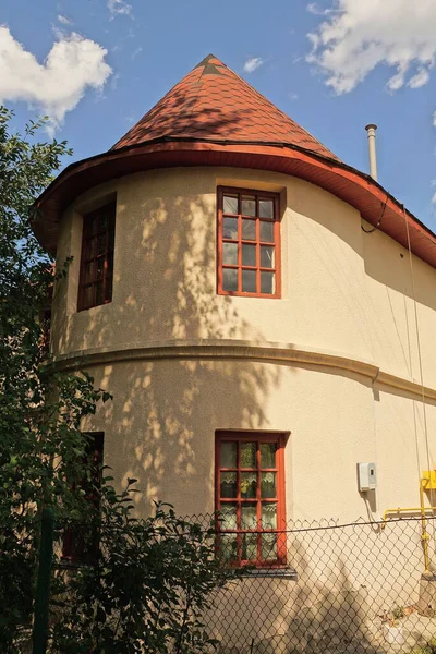 Braune Fassade Eines Privathauses Mit Fenstern Unter Rotem Ziegeldach Vor — Stockfoto