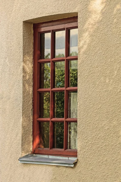 Une Fenêtre Bois Brun Sur Mur Béton Gris Maison Dans — Photo