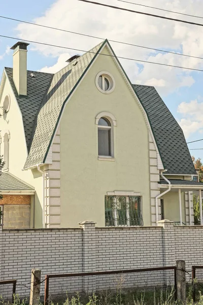 Фасад Одного Серого Большого Частного Дома Белыми Окнами Зеленой Черепичной — стоковое фото