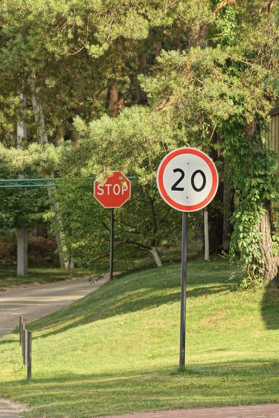 Dois Sinais Estrada Limite Velocidade Vinte Quilômetros Parar Rua Grama — Fotografia de Stock