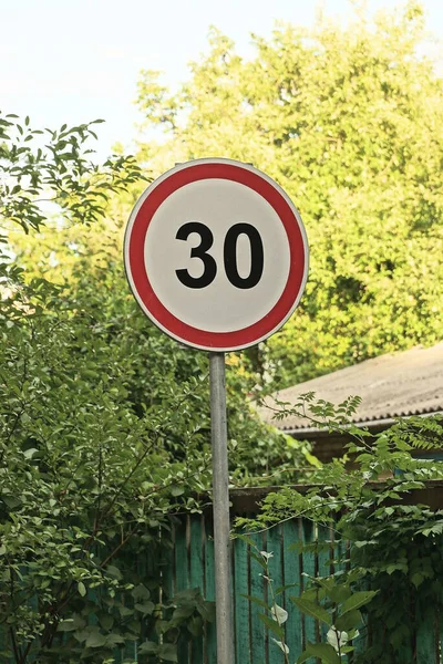 Sinal Estrada Redondo Limite Velocidade Trinta Quilômetros Fica Rua Perto — Fotografia de Stock