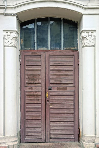 Eine Geschlossene Braune Holztür Mit Kleinem Fenster Der Weißen Steinmauer — Stockfoto