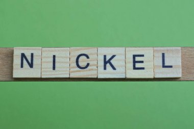 Kelime nikel yeşil kağıt arka planda küçük gri ahşap harflerden yapılır