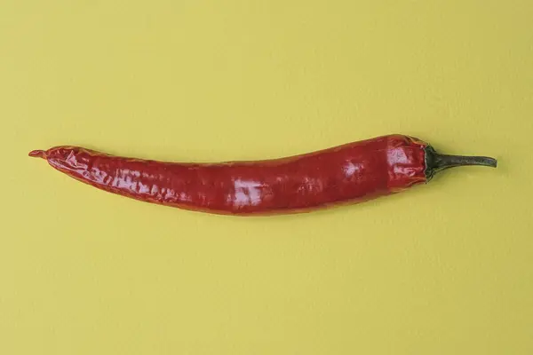 Een Verse Rauwe Rode Hete Paprika Ligt Een Roze Tafel — Stockfoto