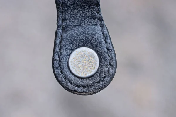 Detail Einer Tasche Aus Einem Kleinen Schwarzen Lederverschluss Mit Einer — Stockfoto