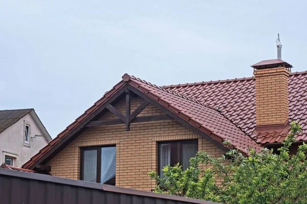 Dachboden Aus Braunem Ziegelstein Eines Privathauses Mit Fenstern Unter Ziegeldach — Stockfoto