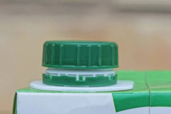 Een Stuk Groen Wit Papieren Zak Bedekt Met Plastic Deksel — Stockfoto