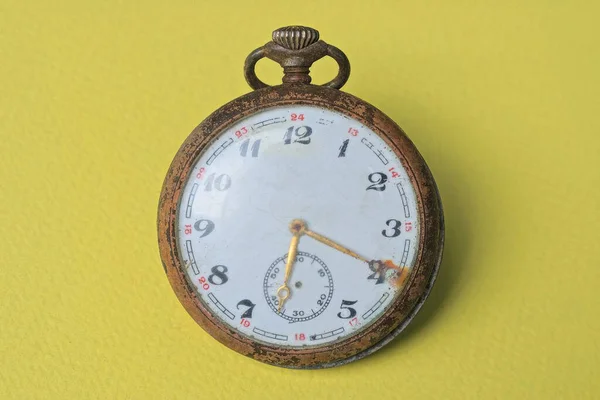 Relógio Bolso Enferrujado Velho Branco Encontra Uma Mesa Amarela — Fotografia de Stock