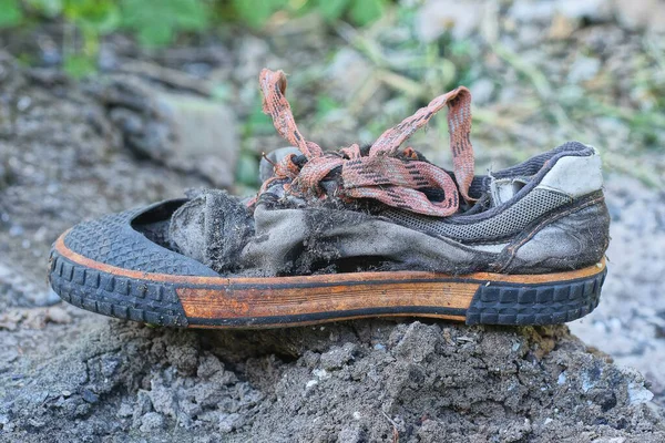 Una Vecchia Sneaker Marrone Grigia Strappata Tessuto Pelle Poggia Terra — Foto Stock