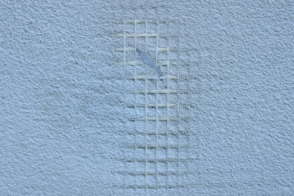 Textura Uma Malha Plástico Branco Uma Parede Concreto Cinza — Fotografia de Stock