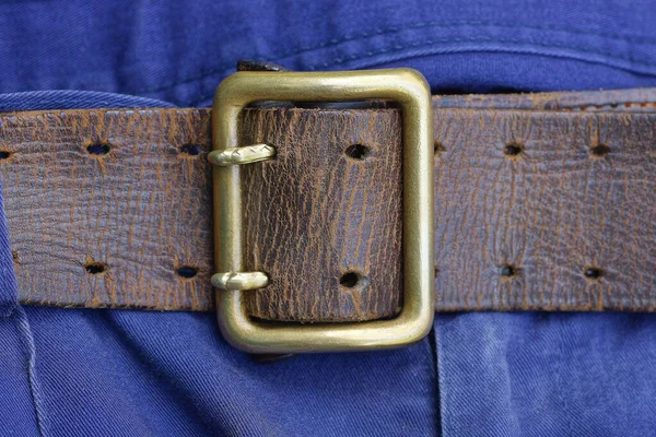 Cinturón Cuero Marrón Antiguo Del Ejército Con Hebilla Cobre Pantalones —  Fotos de Stock