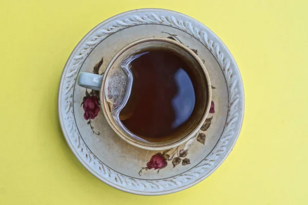 Чашка Коричневого Чаю Стоїть Тарілці Жовтому Столі — стокове фото