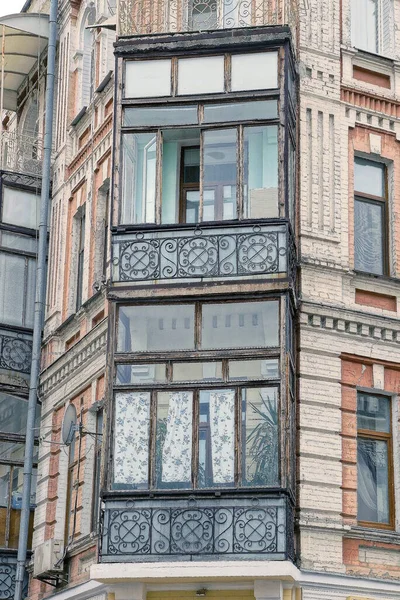 Gri Ahşap Eski Balkon Şehir Caddesinde Büyük Bir Evin Kahverengi — Stok fotoğraf