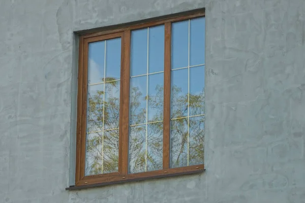 Ett Stort Brunt Fönster Den Grå Betongväggen Huset Gatan — Stockfoto