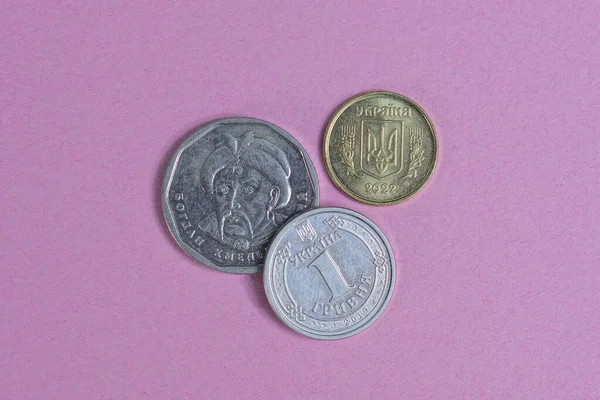 Набір Трьох Українських Монет Лежить Рожевому Столі — стокове фото