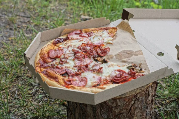 Comida Uma Rodada Carbonara Pizza Colorido Uma Caixa Papelão Cinza — Fotografia de Stock