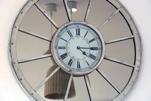 Ένα Στρογγυλό Ρολόι Τοίχου Ένα Γκρι Διακοσμητικό Καθρέφτη Κρέμεται Ένα — Φωτογραφία Αρχείου