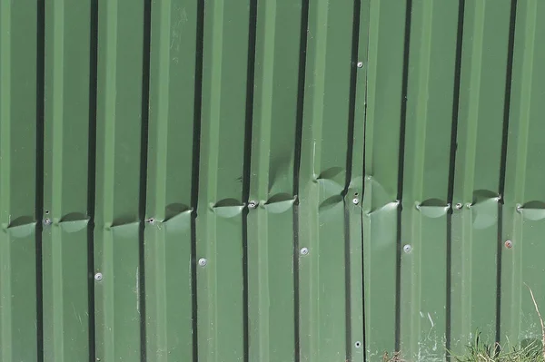 Textúra Fém Zöld Gyűrött Vas Kerítés Fal Utcán — Stock Fotó