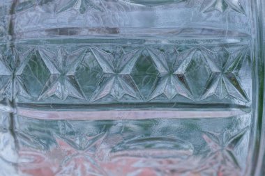 Gri beyaz cam desenli.