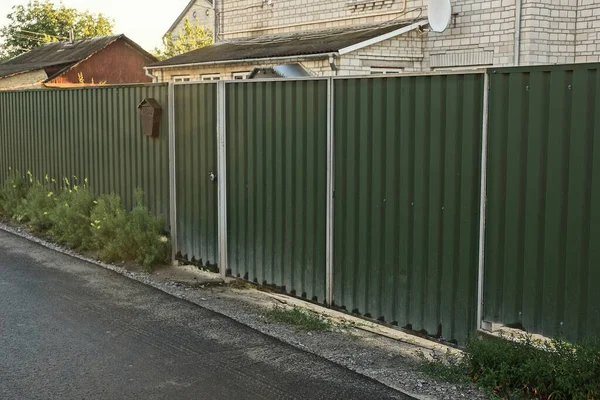 Zielona Metalowa Brama Zamknięte Drzwi Żelaznej Ścianie Ogrodzenia Wiejskiej Ulicy — Zdjęcie stockowe