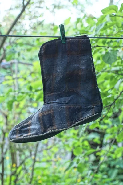 Один Кольоровий Вовняний Шкарпетка Черевика Висить Дроті Вулиці Фоні Зеленої — стокове фото