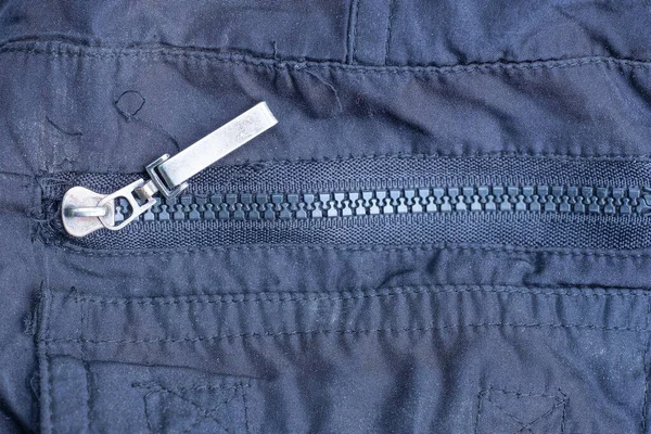 Ein Langer Geschlossener Metallreißverschluss Einer Schwarzen Grauen Stofftasche Einem Kleidungsstück — Stockfoto