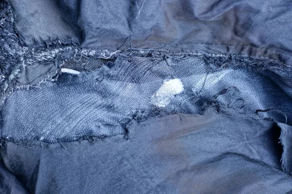 Giysilerdeki Gri Siyah Madde Üzerindeki Yırtık Beyaz Deliğin Kumaş Dokusu — Stok fotoğraf