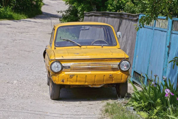 One Old Soviet Ukrainian Passenger Yellow Car Zaz Zaporozhets Stands — Stock Photo, Image