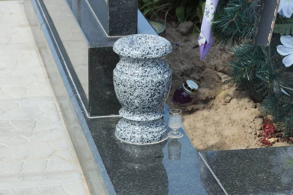 Satu Vas Batu Abu Abu Kosong Berdiri Dinding Marmer Hitam — Stok Foto