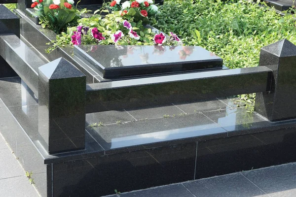 Část Černém Mramorovém Plotě Šedé Kamenné Dlaždici Hrobu Hřbitově — Stock fotografie