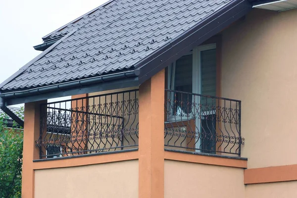 Brauner Dachboden Eines Privathauses Mit Offenem Eisernen Balkon Unter Ziegeldach — Stockfoto