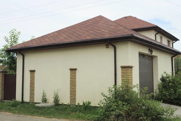 Uma Garagem Concreto Cinza Com Portões Marrons Sob Telhado Azulejos — Fotografia de Stock