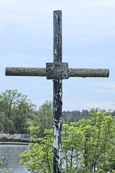Один Старий Чорний Залізний Хрест Зеленій Рослинності Могилі Сірому Небі — стокове фото