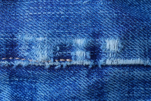 Ein Stück Blaue Jeanshose Mit Weißen Fäden Auf Zerrissenen Stoffjeans — Stockfoto