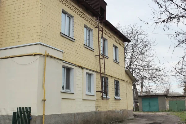 Fasad Dari Bata Kuning Dua Lantai Rumah Pribadi Dengan Jendela — Stok Foto