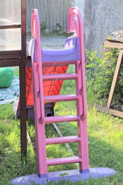 Una Escalera Plástico Rosa Púrpura Tobogán Para Niños Está Calle —  Fotos de Stock
